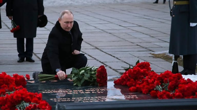 Wladimir Putin, Präsident von Russland: Zur Gedenkfeier anlässlich des 80. Jahrestages des sowjetischen Sieges in der Schlacht von Stalingrad legt Putin einen Blumenstrauß nieder.