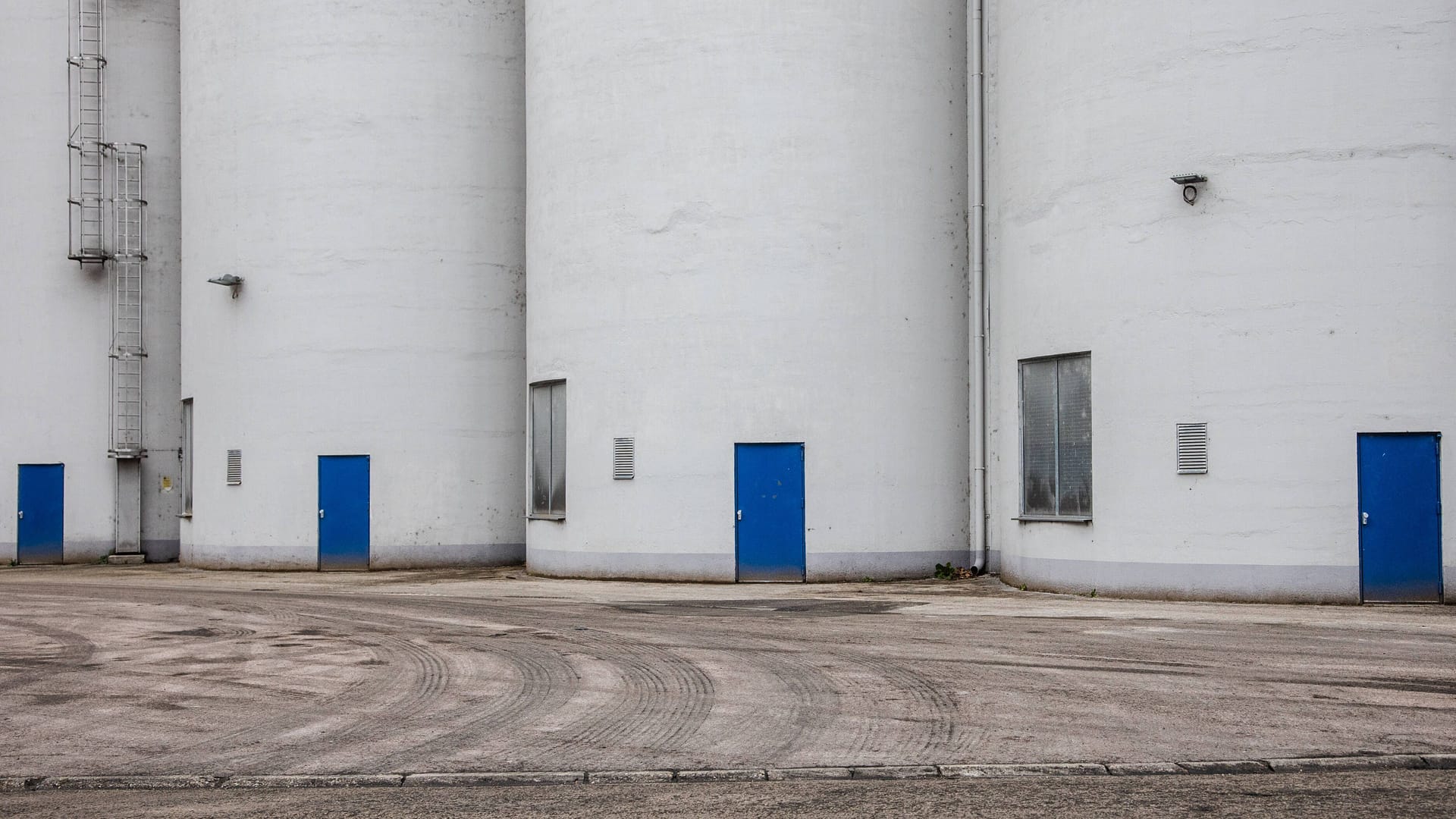 Getreidesilo auf einem Fabrikgelände (Symbolbild): An einem Silo in einer Mälzerei bei Augsburg starb Ende Januar ein Auszubildender.