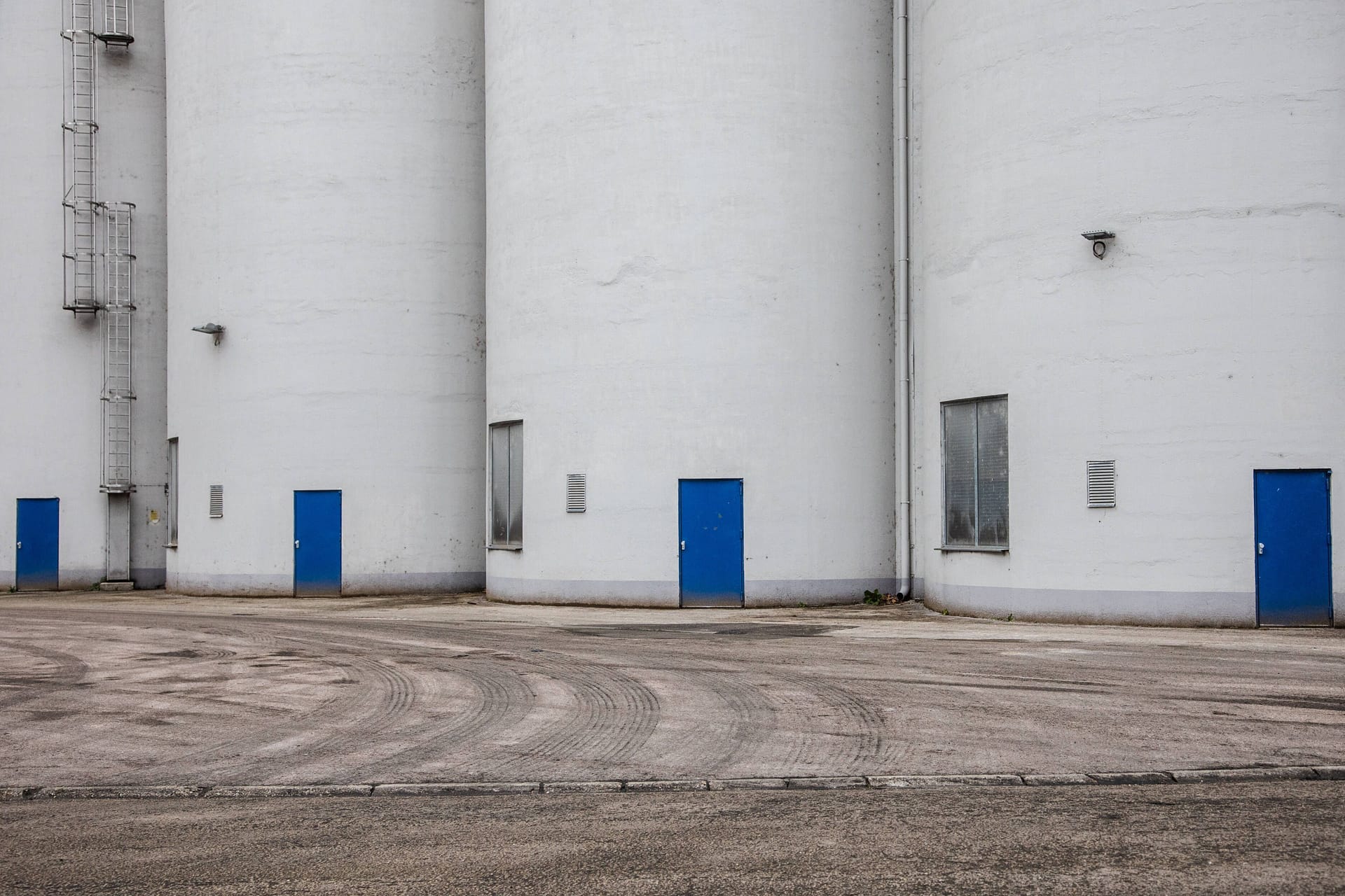 Getreidesilo auf einem Fabrikgelände (Symbolbild): An einem Silo in einer Mälzerei bei Augsburg starb Ende Januar ein Auszubildender.