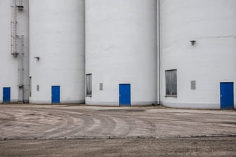 Getreidesilo auf einem Fabrikgelände (Symbolbild): An einem Silo in einer Mälzerei bei Augsburg starb Ende Januar ein Auszubildender.