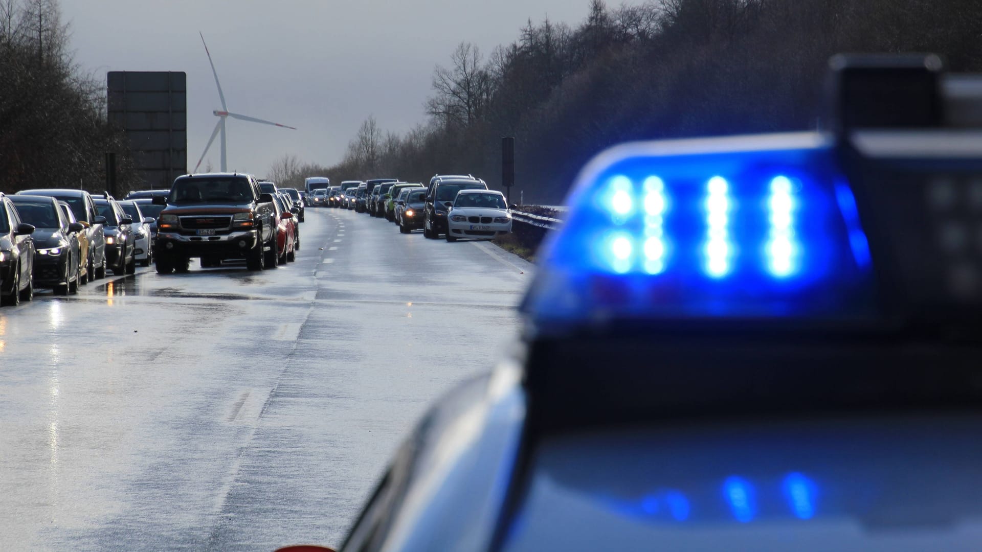 Einsatzwagen auf einer Autobahn (Symbolfoto): Die A1 musste für die Aufräumarbeiten gesperrt werden. Einsatzwagen auf einer Autobahn (Symbolfoto): Die A1 musste für die Aufräumarbeiten gesperrt werden.