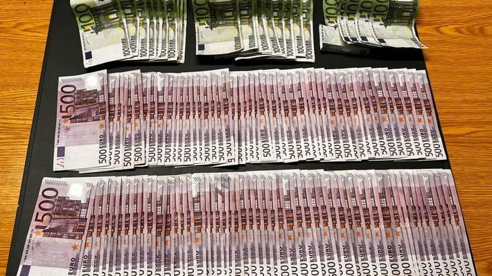 Haufenweise Bargeld: Insgesamt hatte der 19-Jährige 51.000 Euro am Körper versteckt.