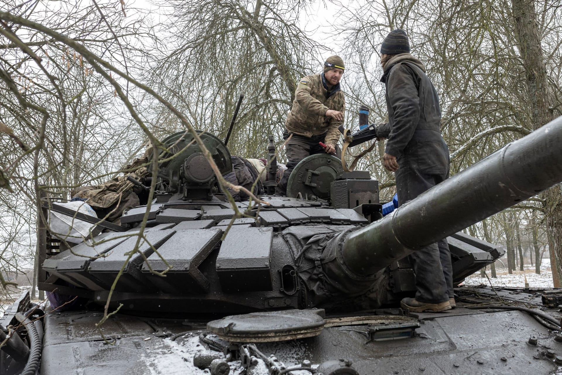 Ukrainische Soldaten stehen auf einem Panzer in Donezk: Russland schickt offenbar immer mehr Soldaten an die Front.