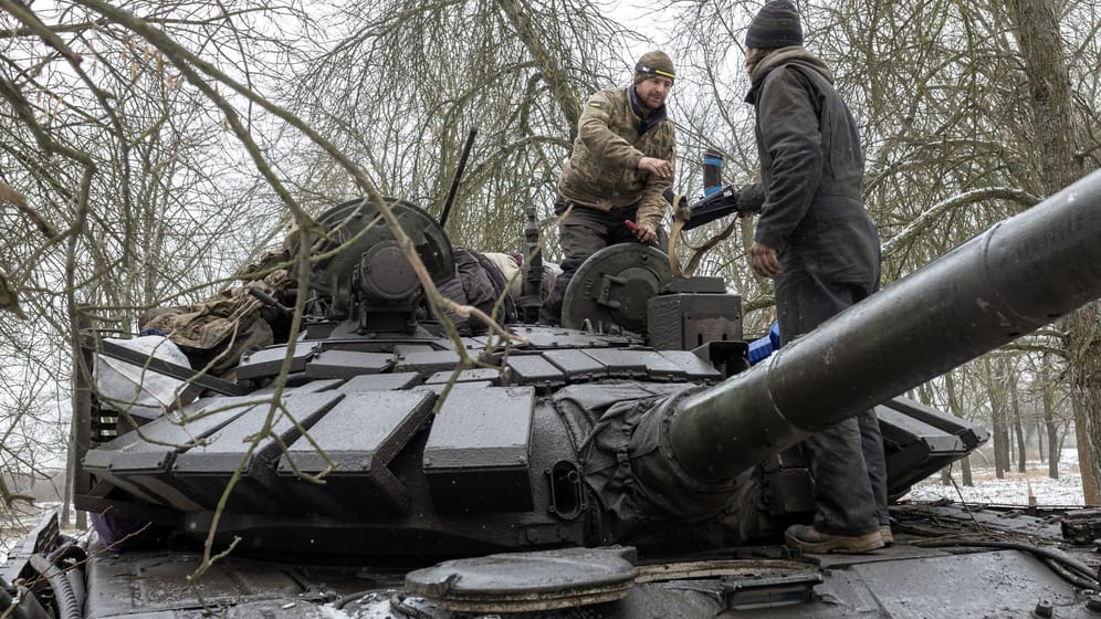Ukrainische Soldaten stehen auf einem Panzer in Donezk: Russland schickt offenbar immer mehr Soldaten an die Front.