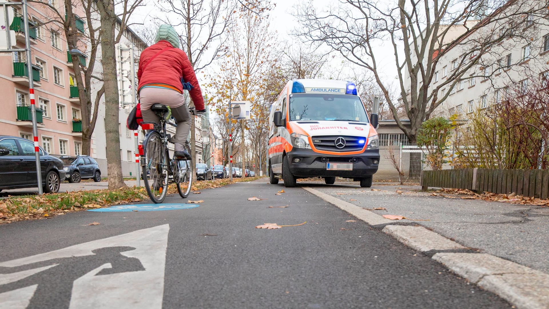 Radfahrer und Rettungswagen (Symbolfoto): Die Frau kam mit schweren Verletzungen in eine Klinik. Radfahrer und Rettungswagen (Symbolfoto): Die Frau kam mit schweren Verletzungen in eine Klinik.