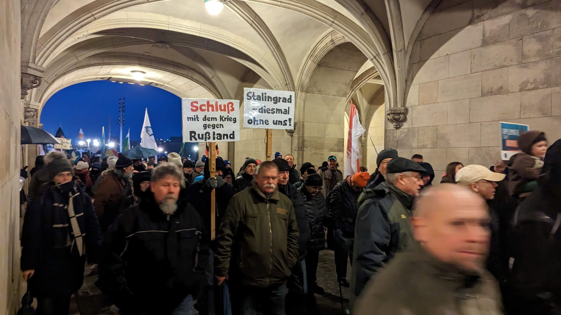 Der Aufzug aus AfD und Pegida setzt sich zum gewohnten Spaziergang über den Schlossplatz zurück zum Theaterplatz in Bewegung.