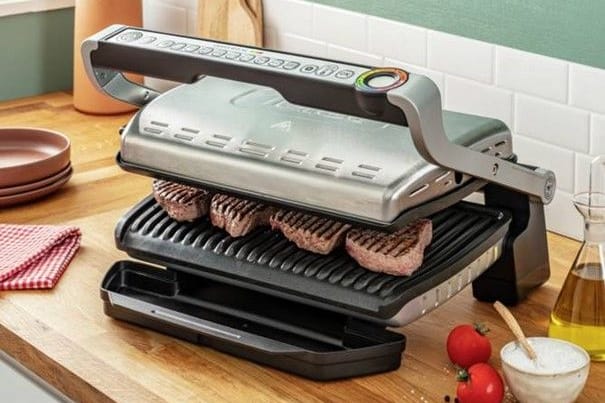 Nur heute im Angebot: Der OptGrill+ XL von Tefal überzeugt mit drei neuen Kochprogrammen und einer großen Grillfläche.