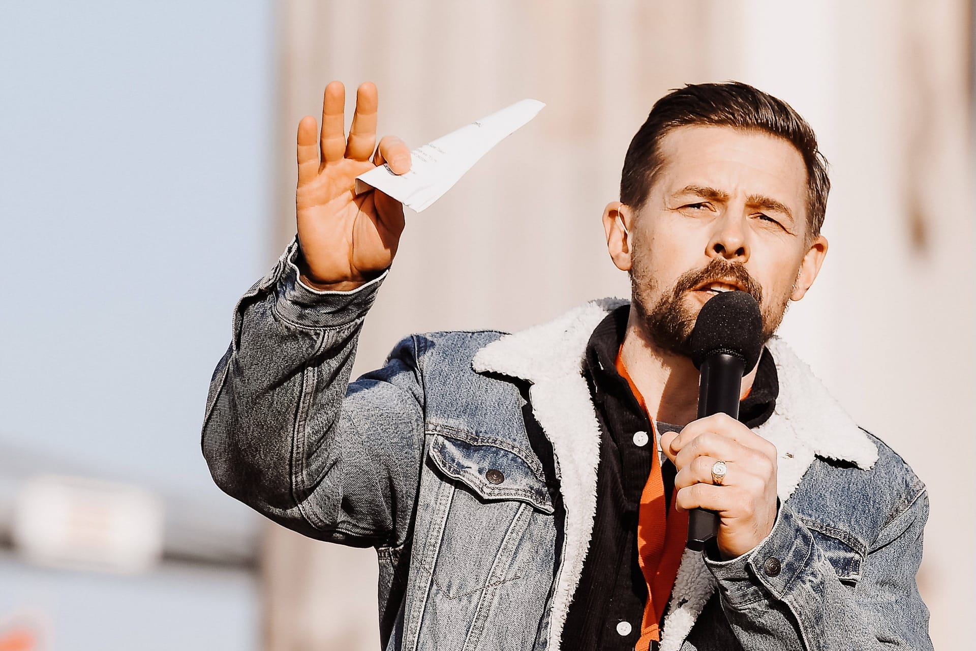 Klaas Heufer-Umlauf hat die "Baywatch Berlin Pizza" auf den Markt gebracht. Es wird sie bald auch beim Discounter geben.