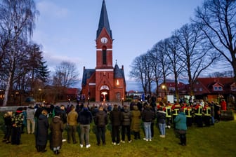 Menschen gedenken der Opfer des Messerangriffs: Bereits zwei Tage nach der Tat gab es eine Andacht der Evangelisch-Lutherischen Kirchengemeinde Brokstedt.