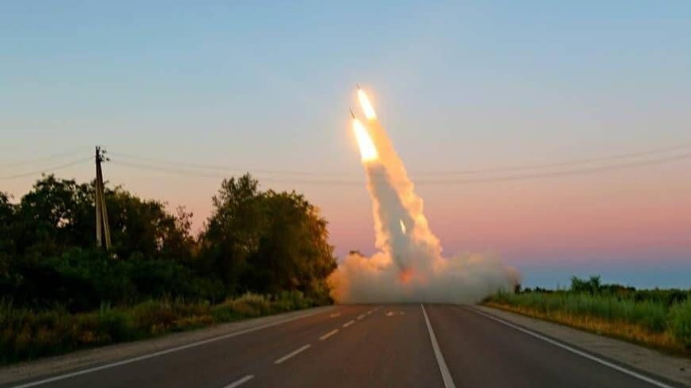 Ukrainische Truppen feuern ein M142-HIMARS-System in der Nähe der Stadt Saporischschja ab (Archivbild).