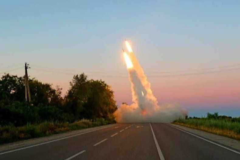 Ukrainische Truppen feuern ein M142-HIMARS-System in der Nähe der Stadt Saporischschja ab (Archivbild).