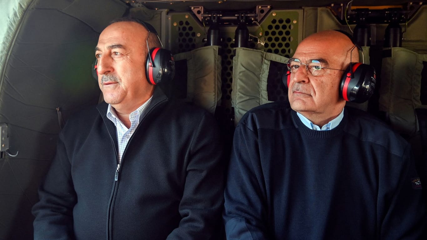Der griechische Außenminister Nikos Dendias (links) und sein türkischer Amtskollege Mevlüt Çavuşoğlu: Dendias ist der erste EU-Außenminister, der die Türkei nach dem Erdbeben besucht.