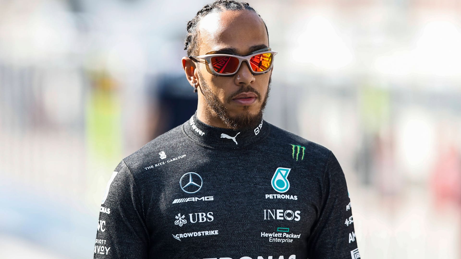 Lewis Hamilton am Rande der Tests in Bahrain: Er kritisiert den Mercedes-Entwickler.