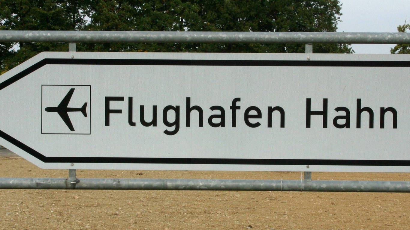 Hinweisschild Flughafen Hahn (Symbolbild): Wie geht es mit dem Flughafen weiter?