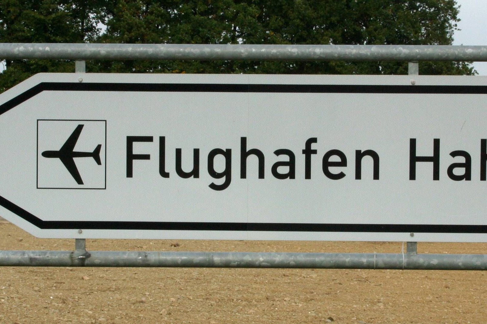 Hinweisschild Flughafen Hahn (Symbolbild): Wie geht es mit dem Flughafen weiter?