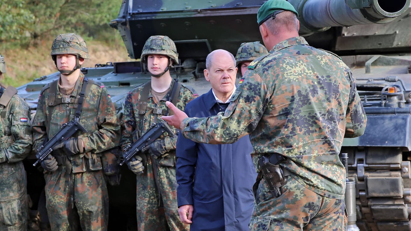Der Kommandeur erklärt es dem Kanzler: Olaf Scholz beim Besuch eines Kampfpanzer-Batallions der Bundeswehr.