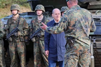 Der Kommandeur erklärt es dem Kanzler: Olaf Scholz beim Besuch eines Kampfpanzer-Batallions der Bundeswehr.