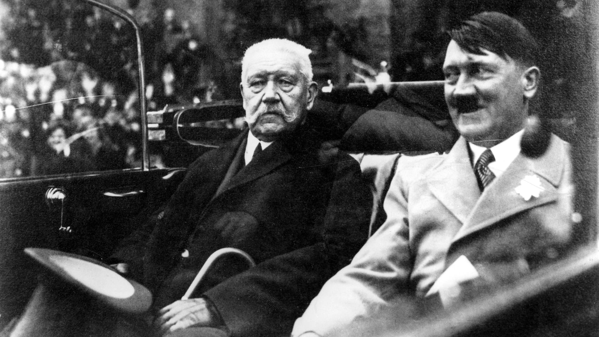 Hindenburg und Hitler bei einer Fahrt durch Berlin.