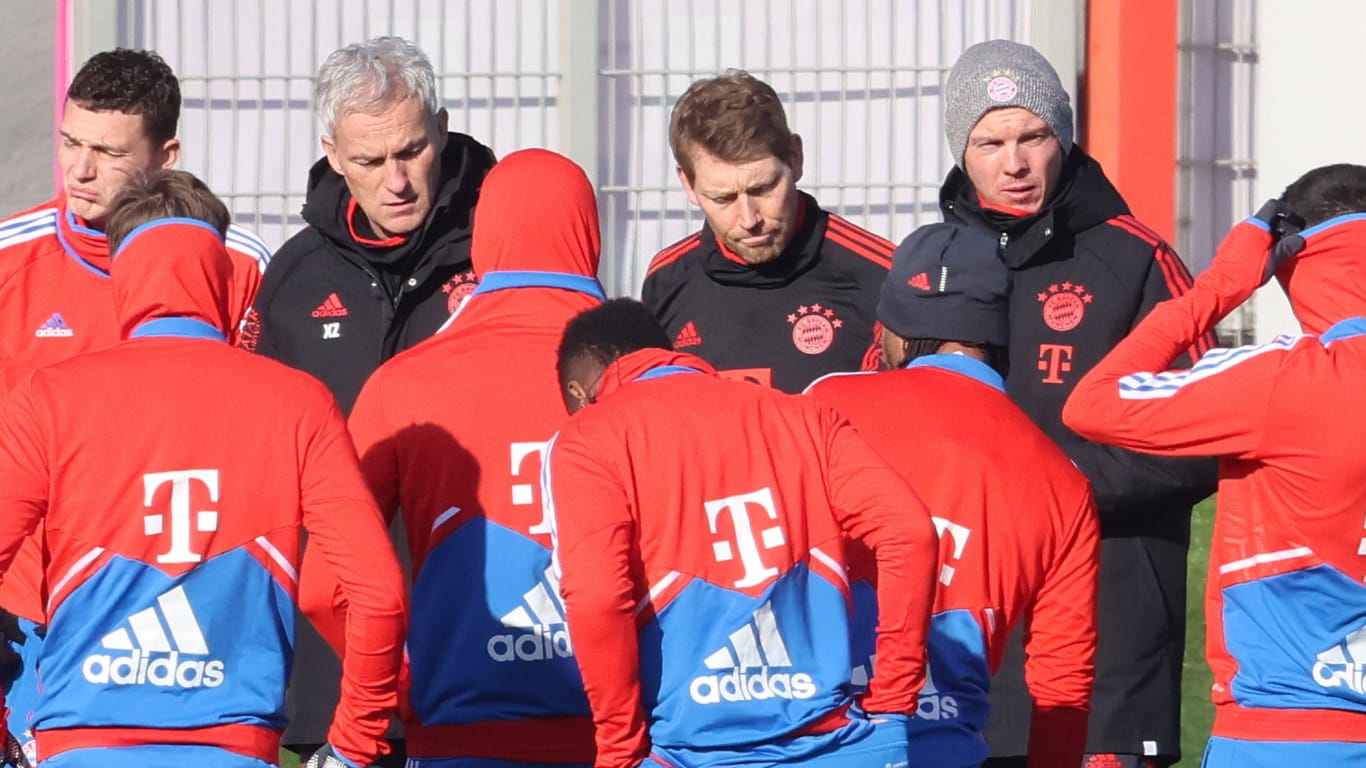 Michael Rechner (mittig, in schwarz) bei seinem Auftakt als Torwarttrainer des FC Bayern.