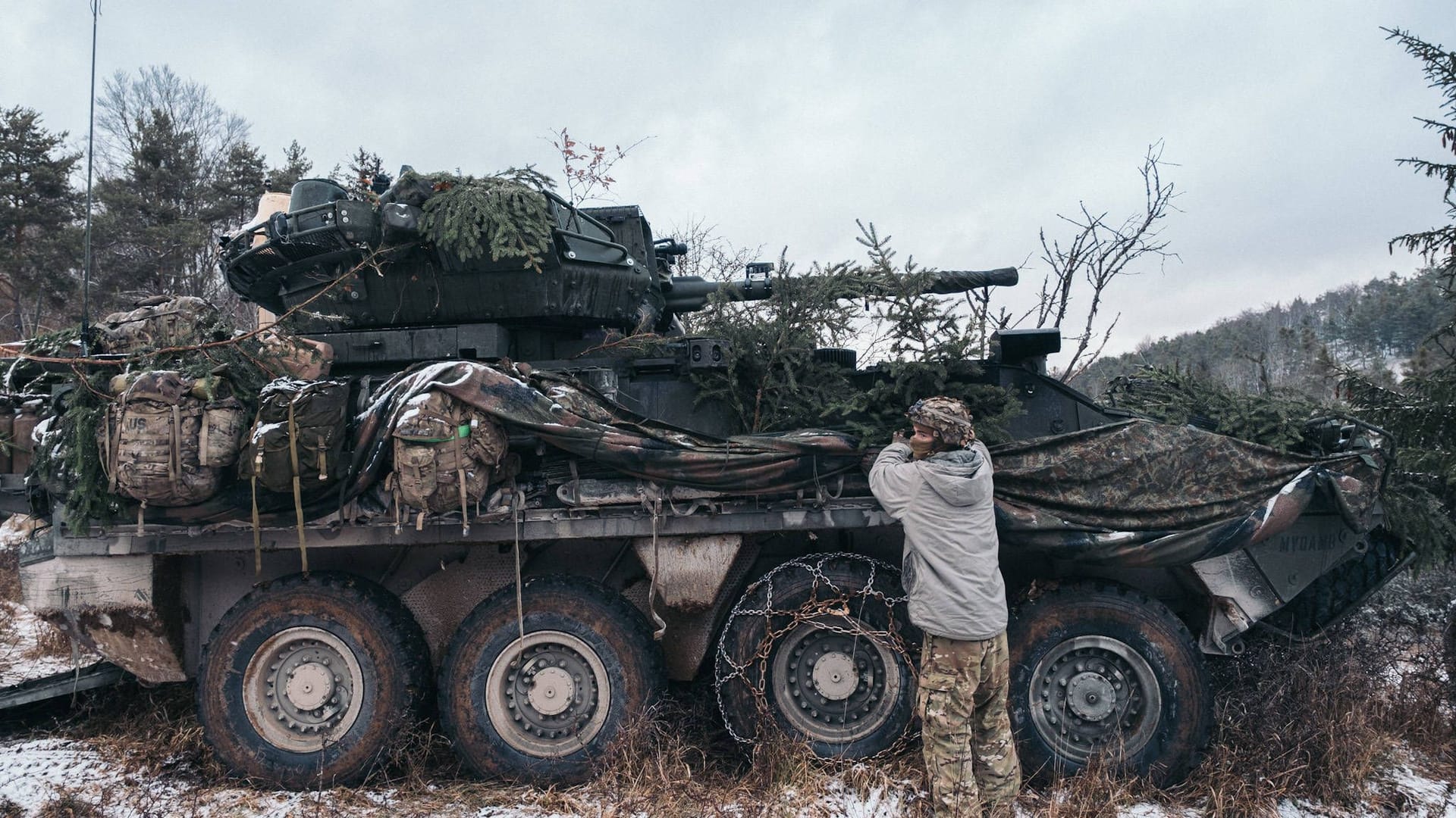 U.S. Soldaten während einer Übung im Januar in Hohenfels (Archivbild): 90 Radpanzer sind nun in Bremerhaven angekommen.