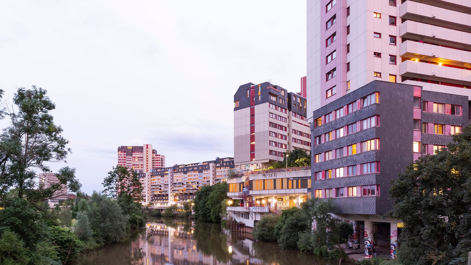 Das Ihmezentrum, ein brutalistischer Bau in Hannovers Stadtteil Linden-Nord (Archivbild): Weil die Sanierung nicht vorankommt, erwägt die Stadt nun die Kündigung der Verträge.