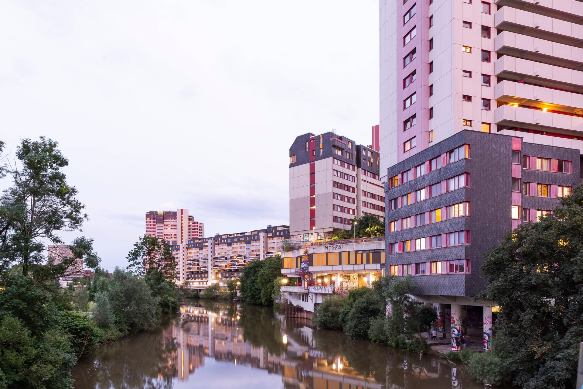 Das Ihmezentrum, ein brutalistischer Bau in Hannovers Stadtteil Linden-Nord (Archivbild): Weil die Sanierung nicht vorankommt, erwägt die Stadt nun die Kündigung der Verträge.