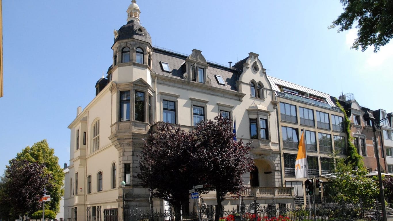 Das historische Haus Hirschfeld thront direkt am Osterdeich.