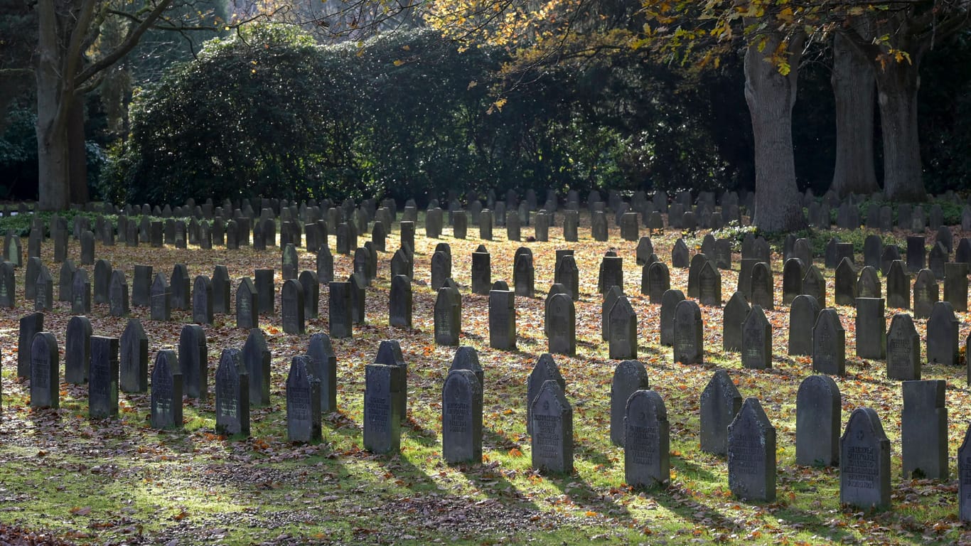 Der Friedhof Ohlsdorf in Hamburg (Archivfoto): Wie die Granaten dort hinkamen, ist unklar.