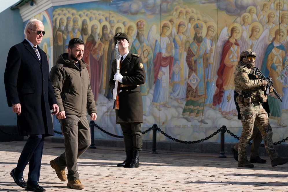 Joe Biden und Wolodymyr Selenskyj am Montagvormittag in Kiew: Es war Bidens erster Besuch in der Ukraine seit Beginn des russischen Angriffskriegs vor knapp einem Jahr.