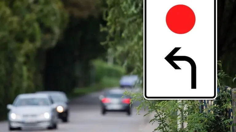 Rote Route: Diesem Hinweisschild begegnet man eher selten.