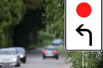 Rote Route: Diesem Hinweisschild begegnet man eher selten.