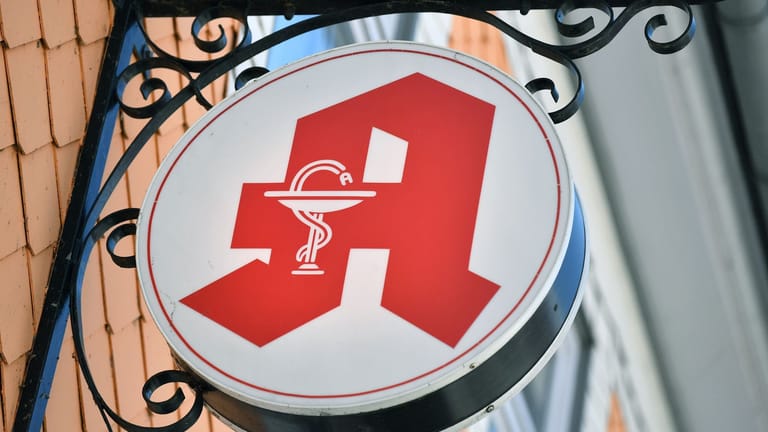Das Apothekenzeichen hängt an einer Hausfassade (Symbolfoto): Von Hamsterkäufen werde abgeraten, sie seien "unsolidarisch", hieß es.