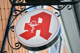 Das Apothekenzeichen hängt an einer Hausfassade (Symbolfoto): Von Hamsterkäufen werde abgeraten, sie seien "unsolidarisch", hieß es.