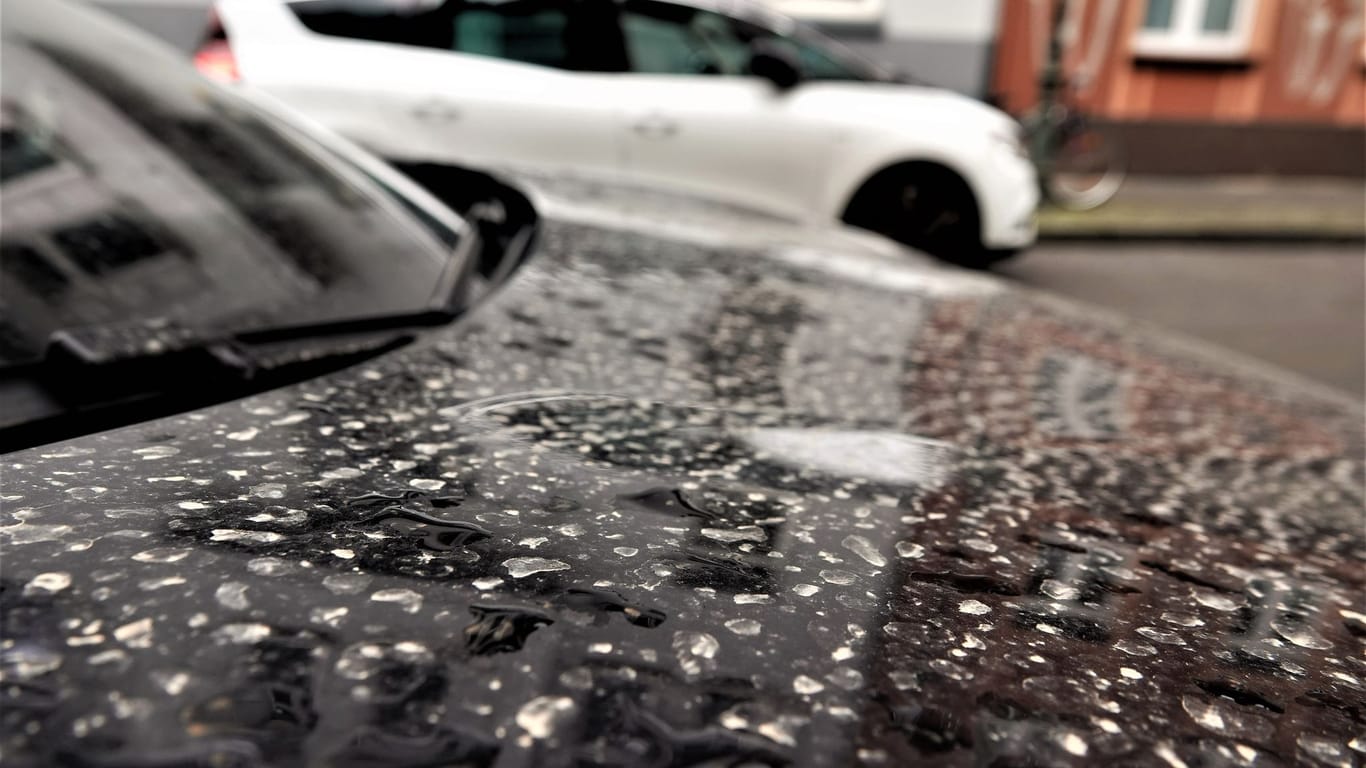 Ein Auto in Düsseldorf (Archiv): Staub aus der Sahara bedeckt nach einem Regen die Heckklappe.