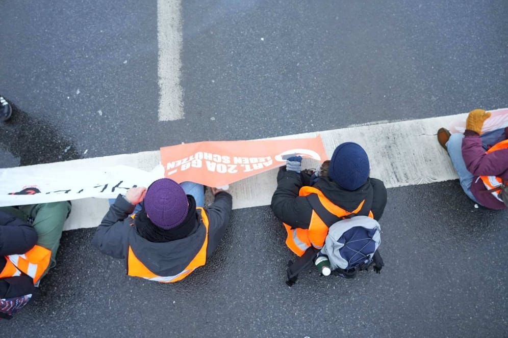 Klimaaktivisten der "Letzten Generation" blockieren eine Straße (Archivbild): Die Arbeit der Bewegung umfasst jedoch nicht nur das.