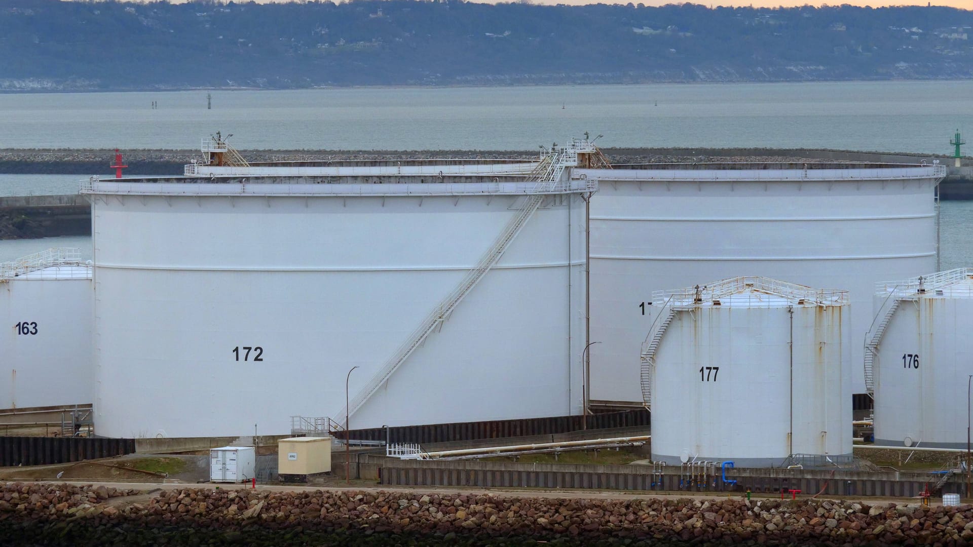 Speichertanks in einem Überseehafen: Eine Gasmangellage in diesem Winter sei unwahrscheinlich geworden.