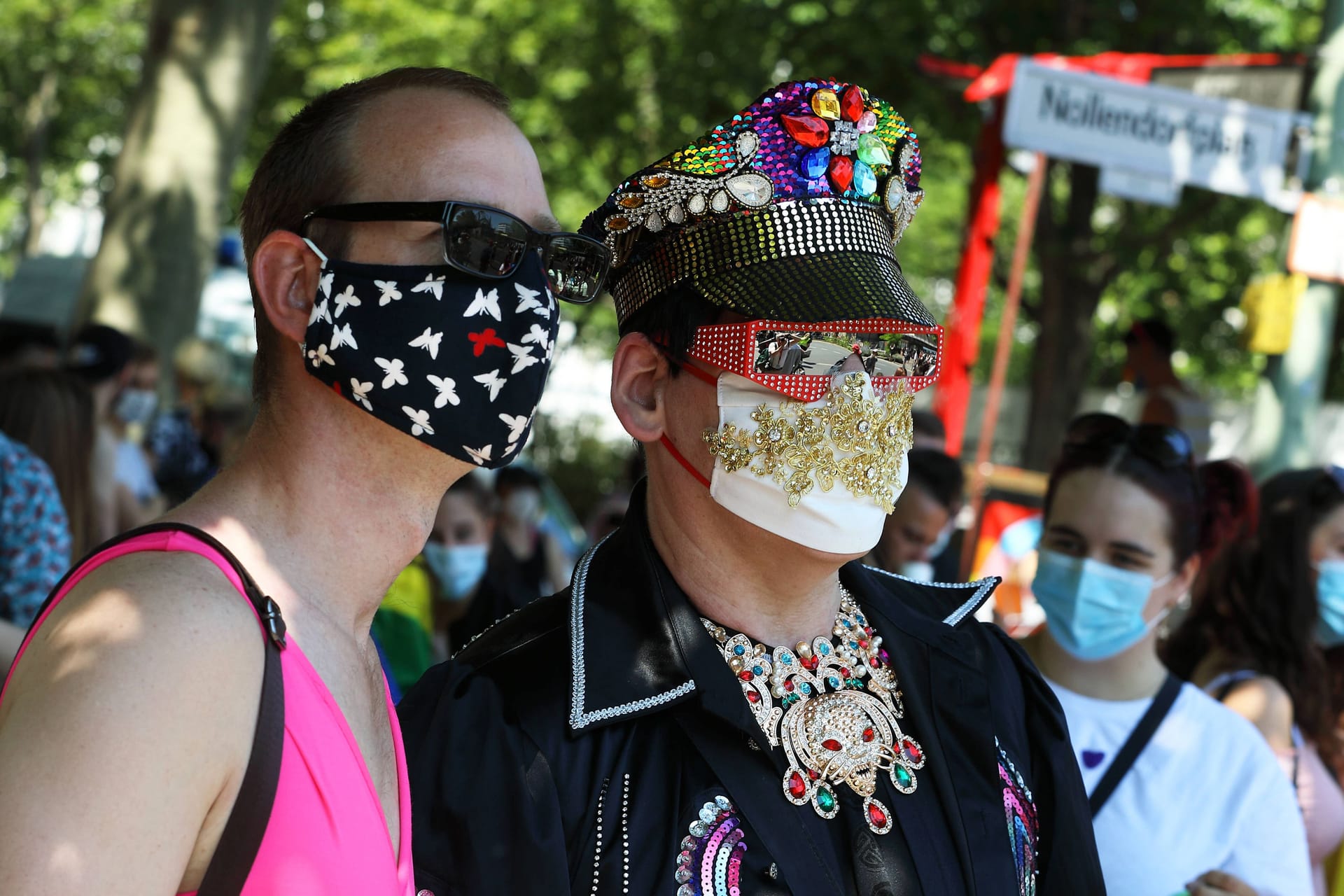 ...und Teilnehmende bei der Christopher Street Day-Demo in Berlin ausgefallenere Modelle.