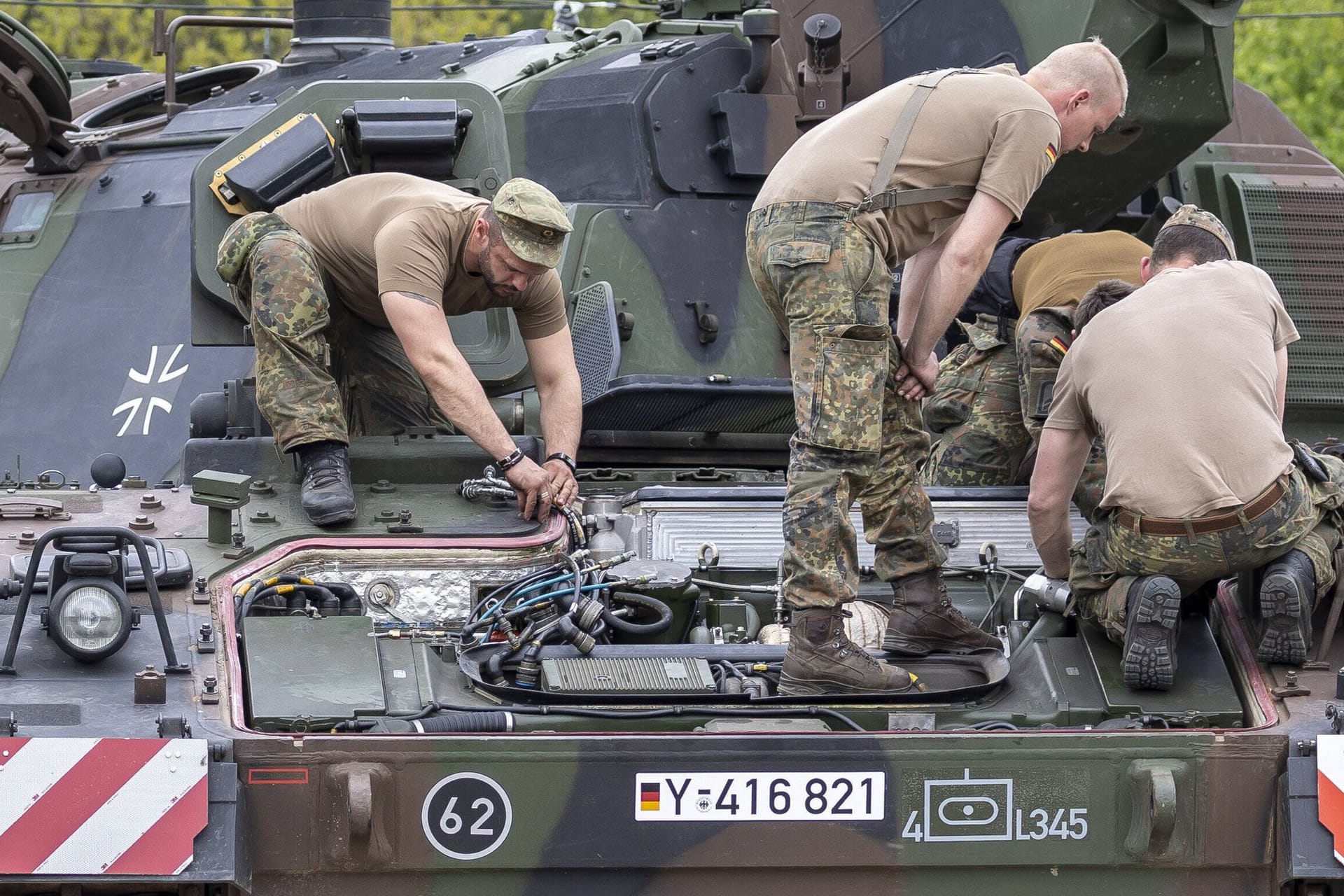 Eine Haubitze der Bundeswehr wird instand gesetzt (Archivbild): Der Bundeswehrverband fordert Tempo bei der Neuausstattung.