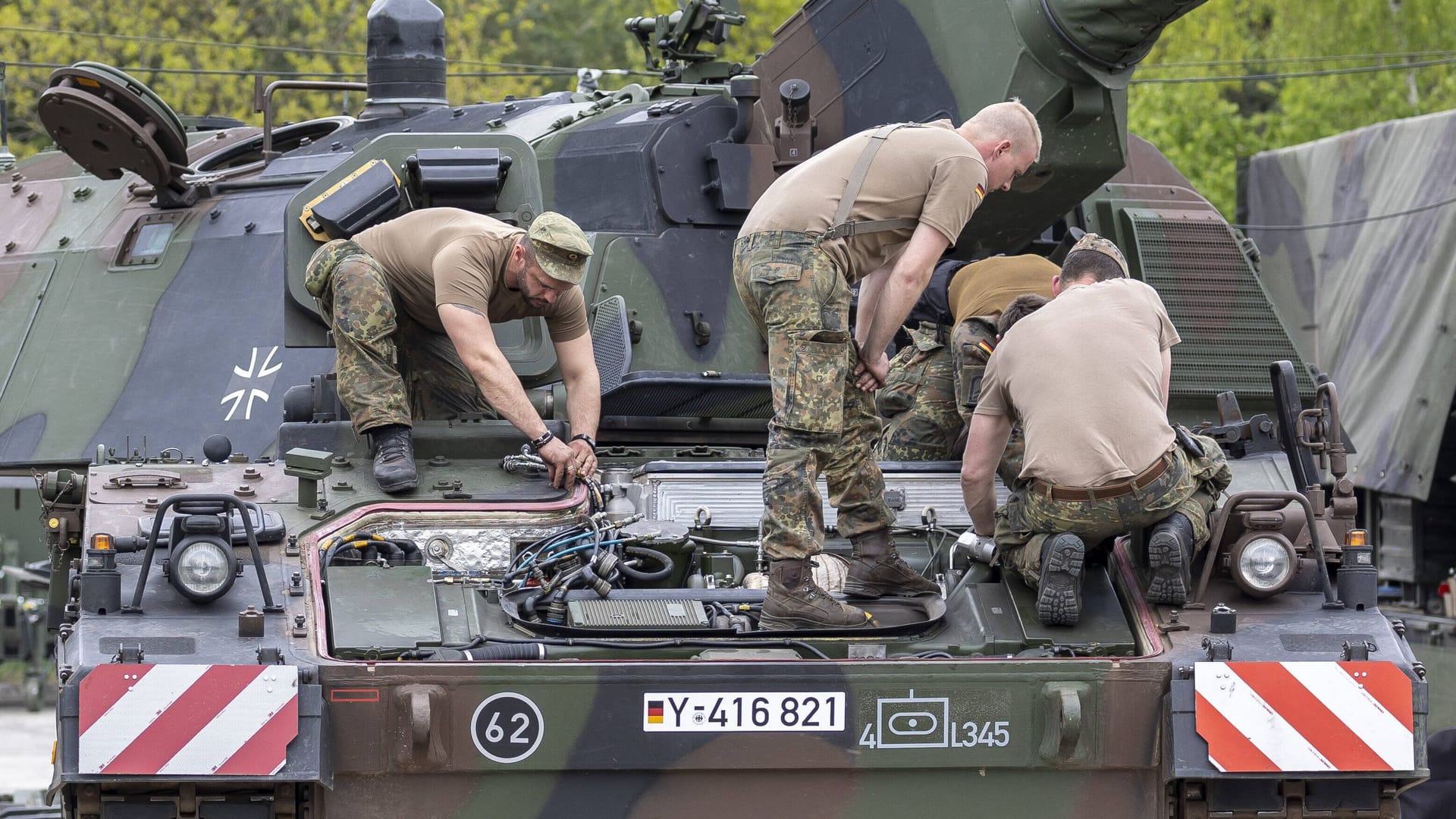 Eine Haubitze der Bundeswehr wird instand gesetzt (Archivbild): Der Bundeswehrverband fordert Tempo bei der Neuausstattung.