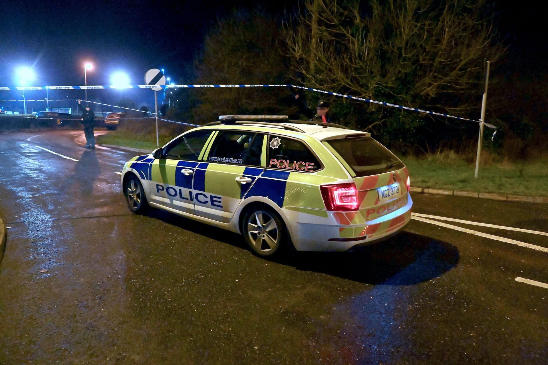 Ein Polizeiwagen steht an einer Absperrung nahe dem Tatort in Nordirland.