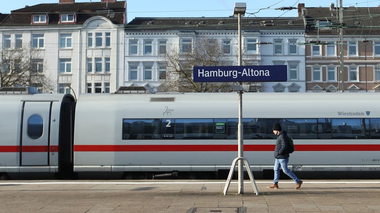 Ein ICE steht im Bahnhof Hamburg-Altona (Symbolbild): Der Fernbahnhof soll verlegt werden, die Bauarbeiten wirken sich schon jetzt massiv auf den Verkehr aus.