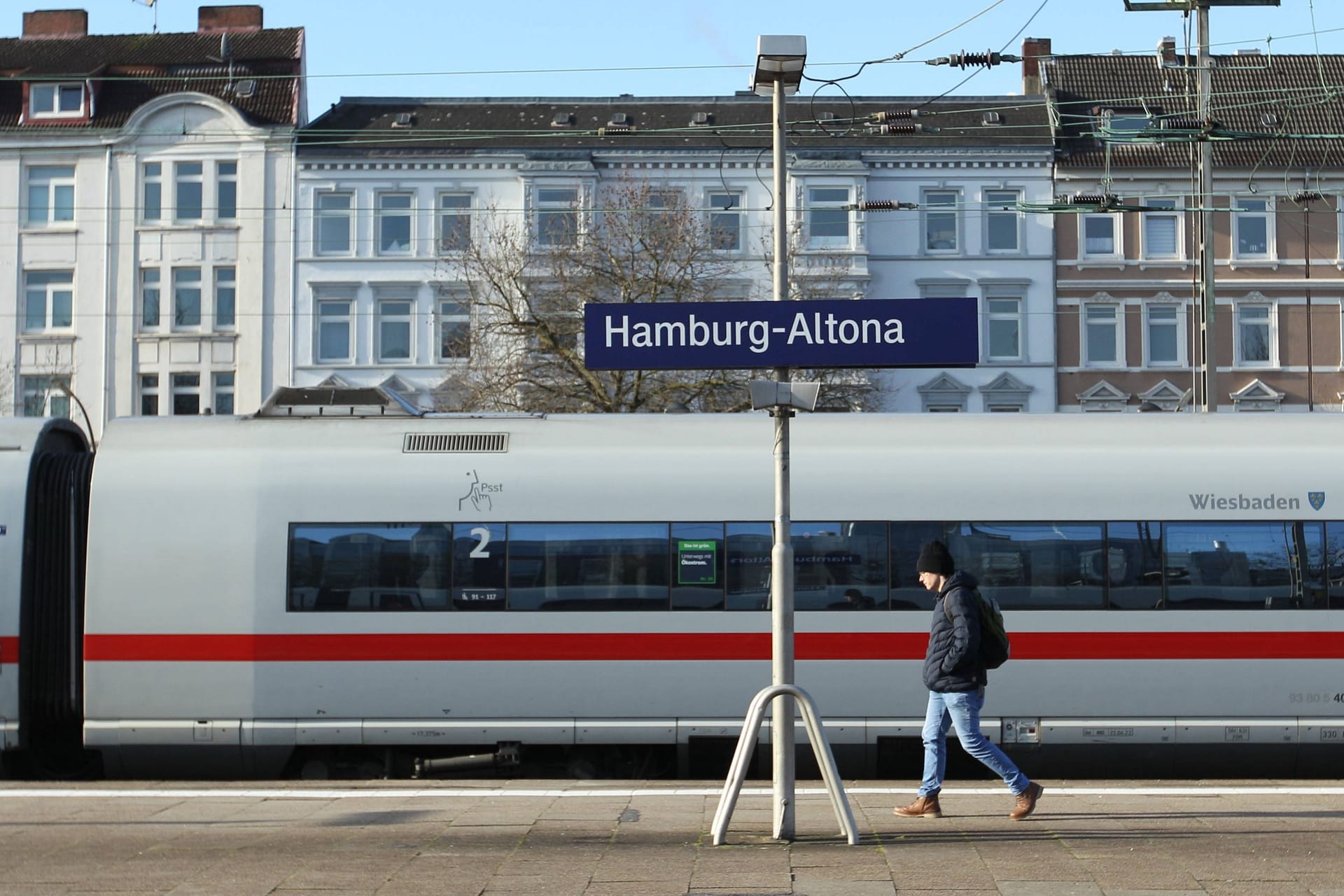 Ein ICE steht im Bahnhof Hamburg-Altona (Symbolbild): Der Fernbahnhof soll verlegt werden, die Bauarbeiten wirken sich schon jetzt massiv auf den Verkehr aus.