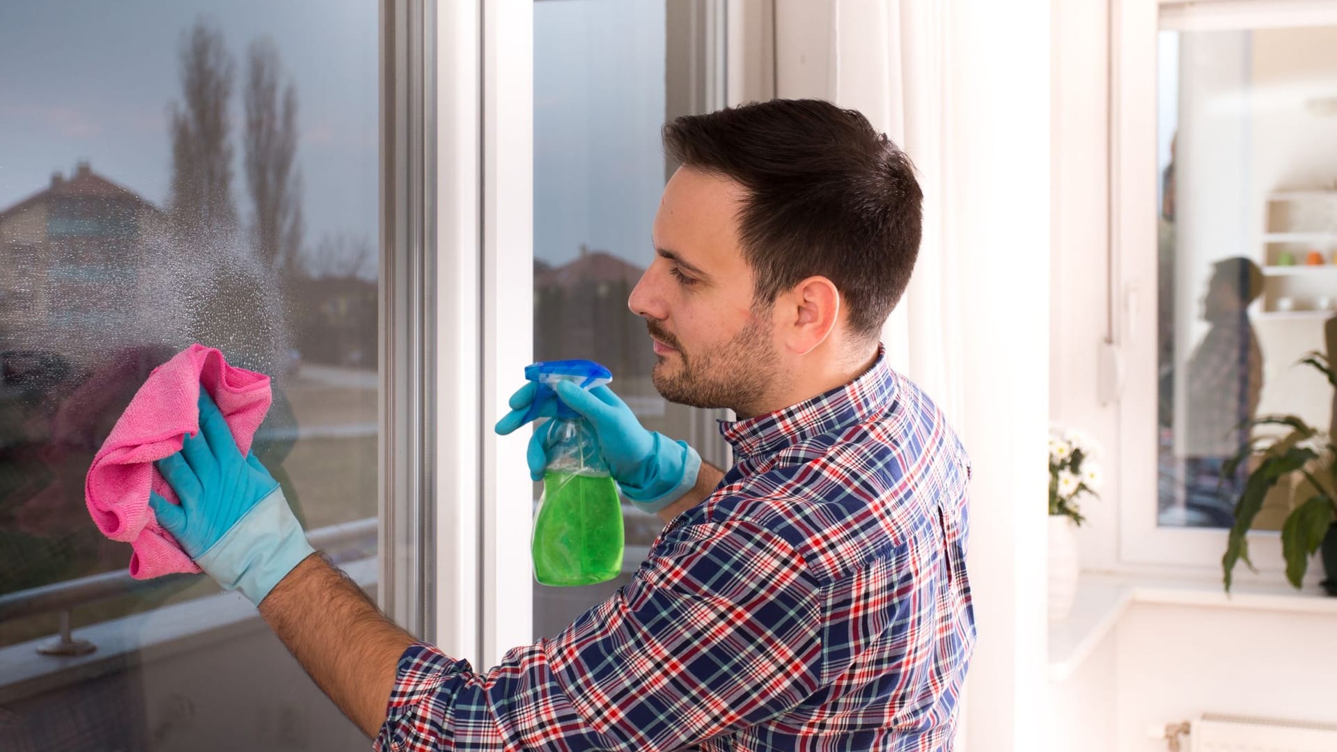 Fenster putzen: Bei abnehmendem Mond lassen sich Fenster besser putzen.