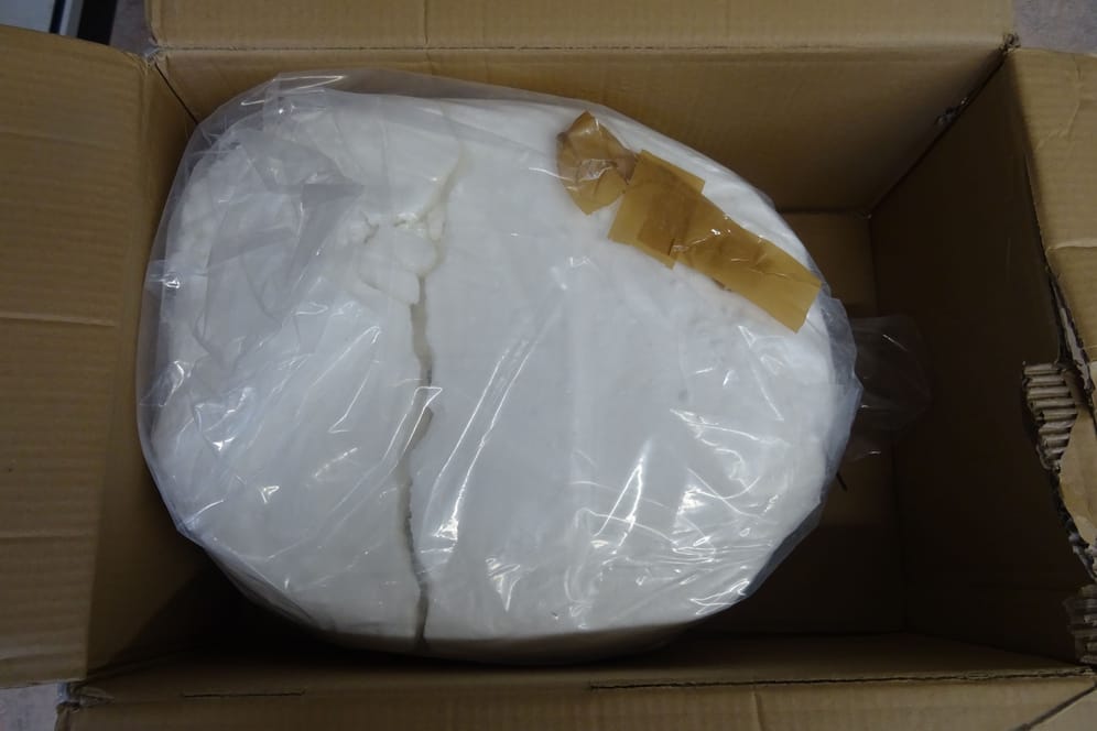 Dieses weiße Pulver, verpackt in einer Plastiktüte, wurde in einem Paket aus Ungarn gefunden.
