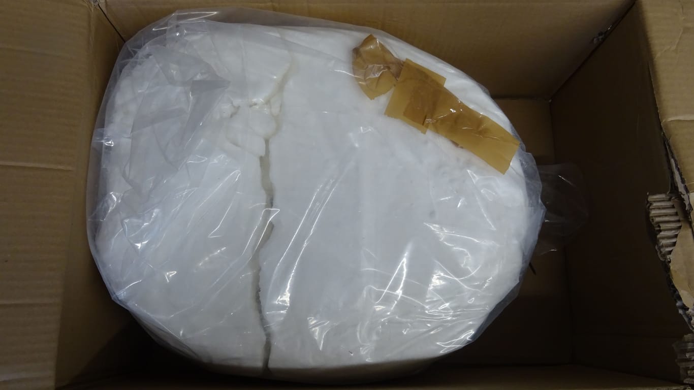 Dieses weiße Pulver, verpackt in einer Plastiktüte, wurde in einem Paket aus Ungarn gefunden.