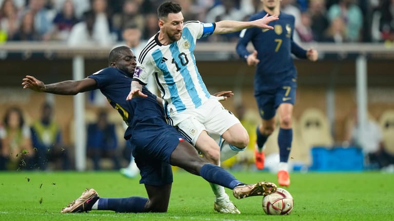Dayot Upamecano: Schon im WM-Finale lieferte er eine starke Leistung im Duell mit Lionel Messi (r.). ab.