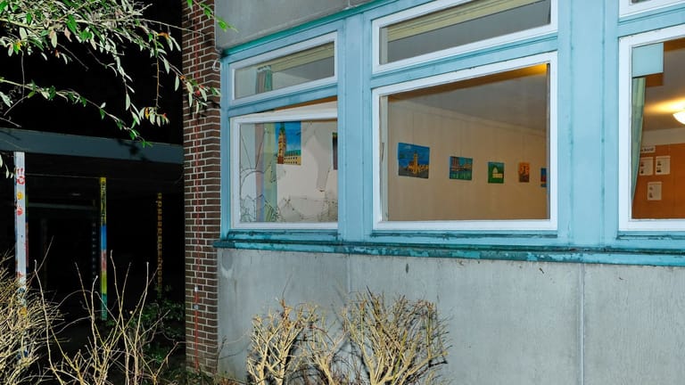 Eine Scheibe der Schule wurde zerstört: Sie wurde offenbar eingeworfen.