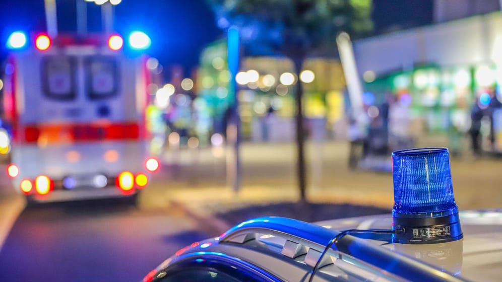 Blaulicht eines Streifen- und eines Rettungswagens (Symbolbild): Ein Mann wurde durch Flammen verletzt.