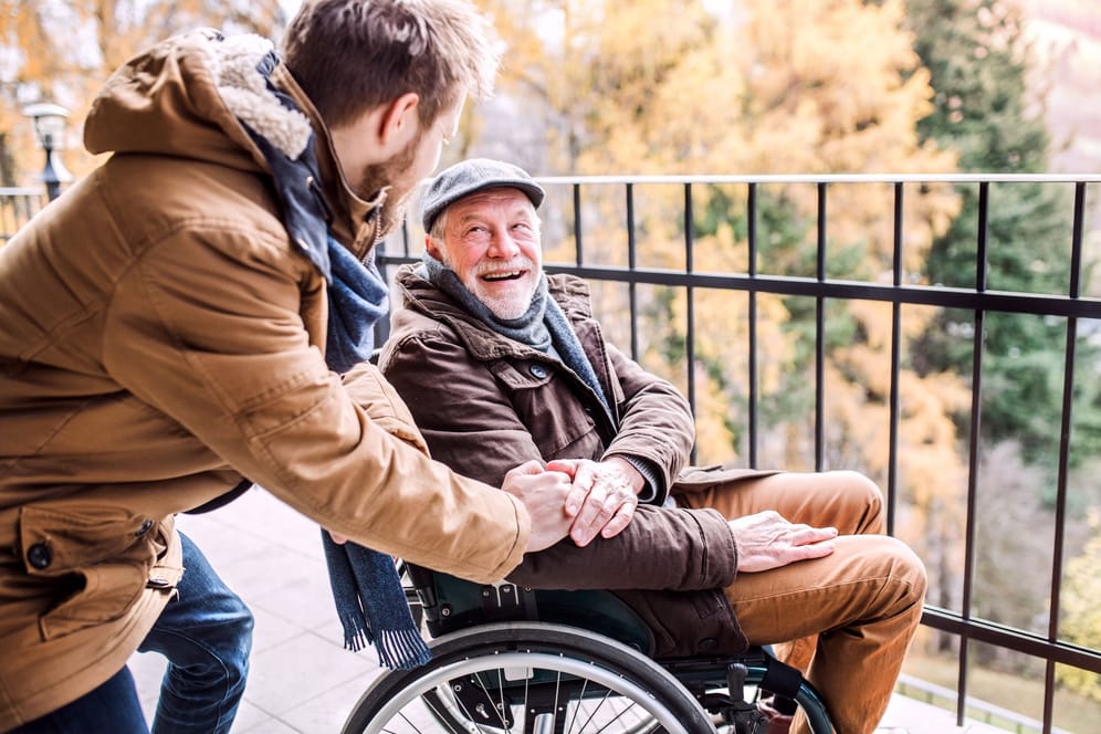 Rentner im Rollstuhl (Symbolbild): Je nach Grad der Behinderung gelten bei der Steuer bestimmte Freibeträge.