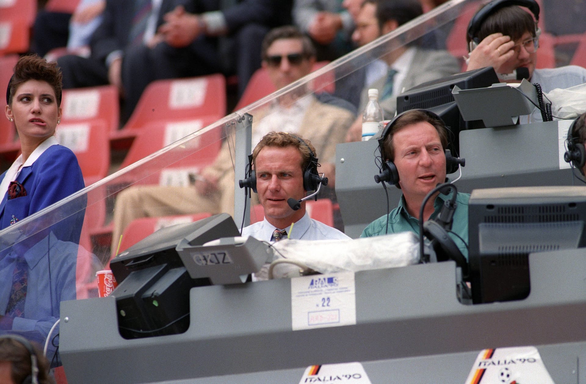 Nach zwei Jahren bei Servette Genf beendet Rummenigge 1989 mit 33 Jahren seine Karriere. Schon bei der WM in Italien im Jahr darauf übernimmt er den Job als TV-Experte für die ARD, hier zusammen mit Kommentar Gerd Rubenbauer (r.).
